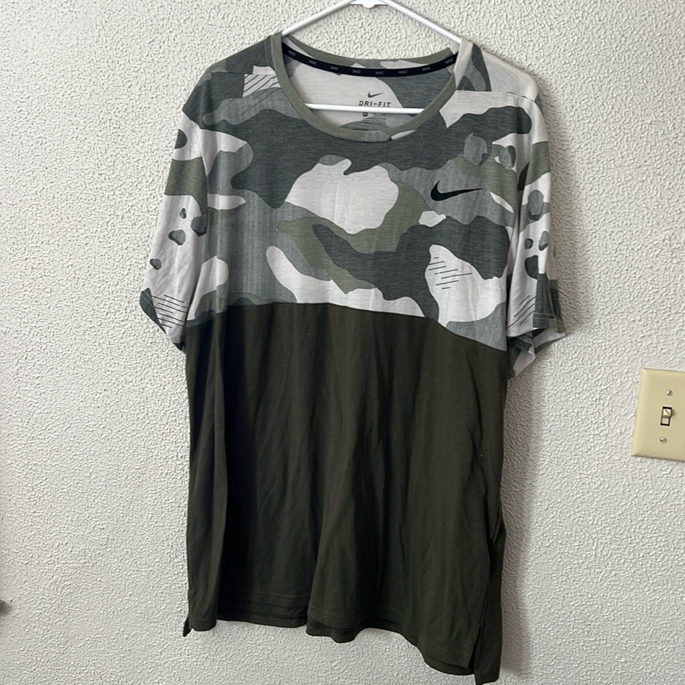 EUC Men’s Nike Short Sleeve